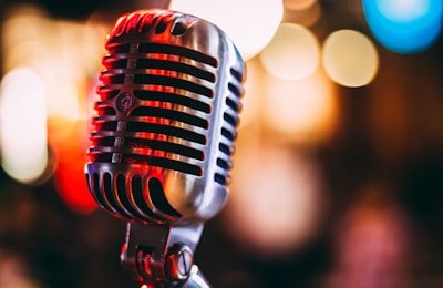 51漫画：某知名歌手演唱会假唱被实锤，观众现场录音曝光
