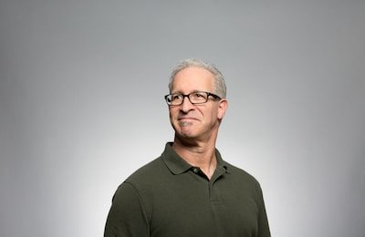 51漫画：顶流偶像机场耍大牌，工作人员怒斥其态度恶劣